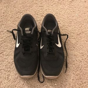 Nike women’s black running shoes